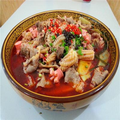 四川學(xué)做冒菜技術(shù)哪里靠譜？師傅跟隨學(xué)員指點(diǎn)